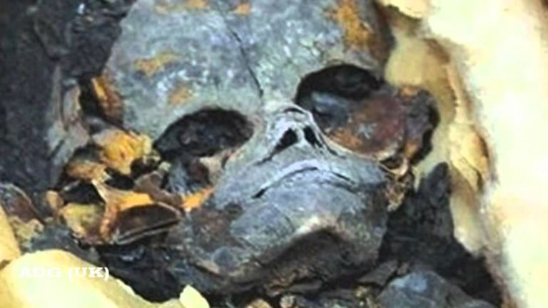 Nalezená mumie vykazuje zvláštní znaky, které nejsou lidem podobné.
