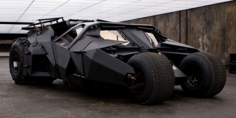 Batmanův vůz připomíná obrněný tank.
