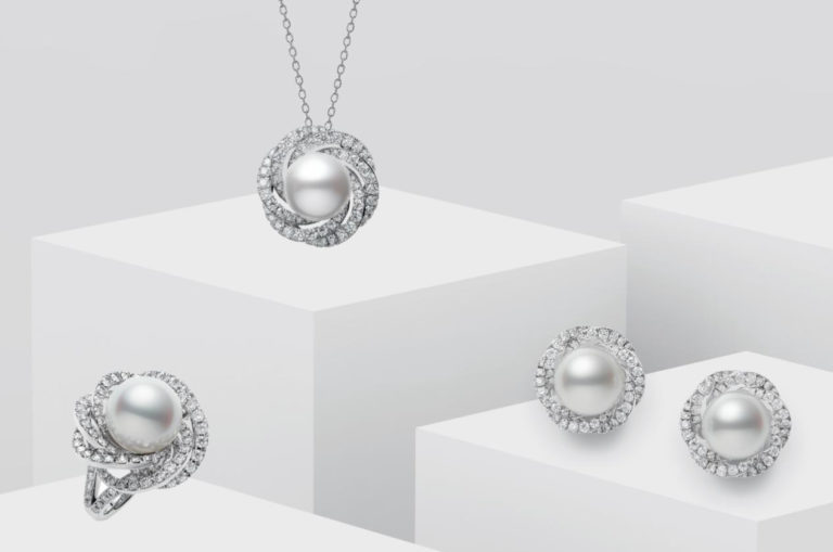 Circle Collection tvoří jednoduché geometrické náušnice z bílého zlata, perel a diamantů.