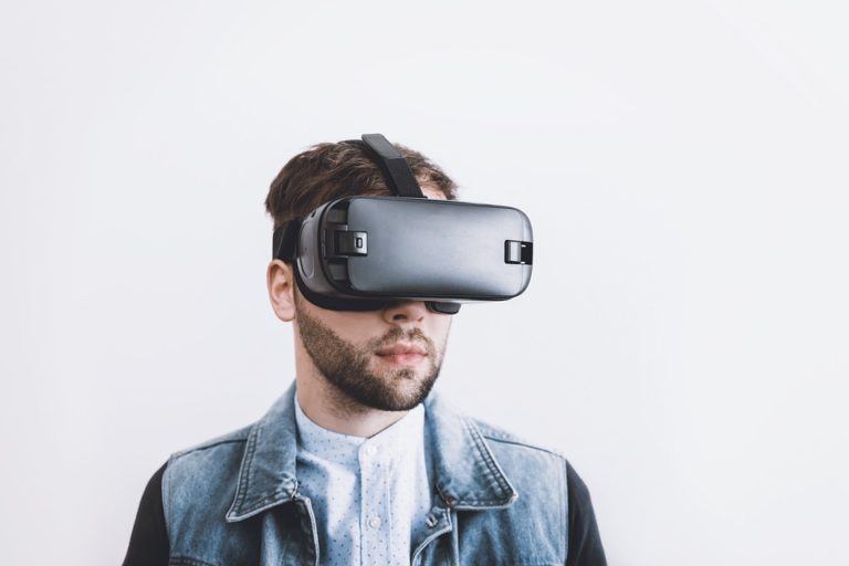 Virtuální realita je technologie umožňující uživateli ocitnout se v simulovaném prostředí. Foto: StockSnap / pixabay