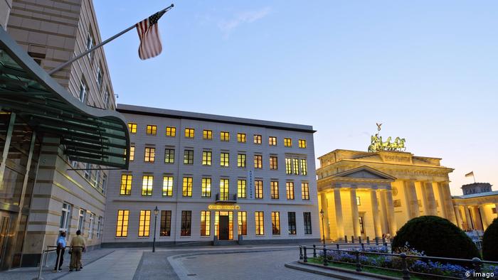 Zaměstnanci ambasády v Berlíně s nevysvětlitelnými symptomy vyhledali lékaře