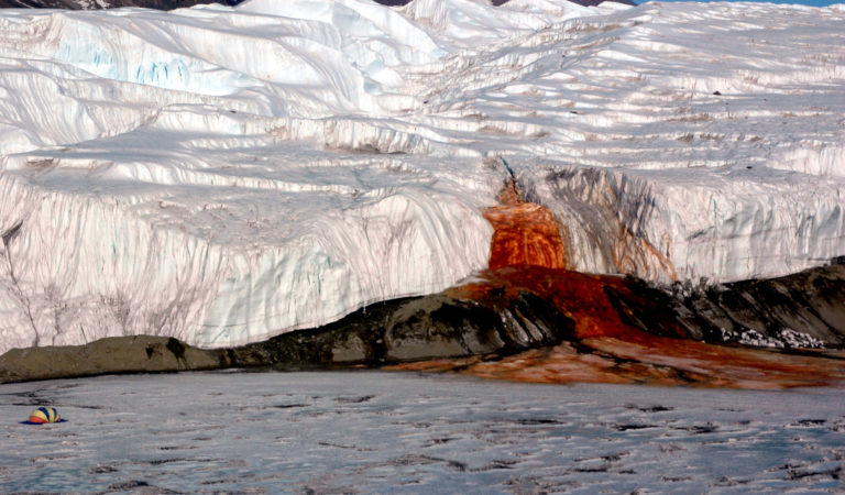 Krvavý vodopád vytéká ze strany Taylorova ledovce a má namíeno do jezera Lake Bonney.