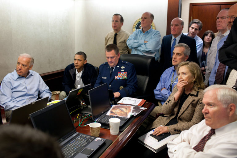Americký prezident Barack Obama a jeho tým sledují průběh akce proti bin Ládinovi.