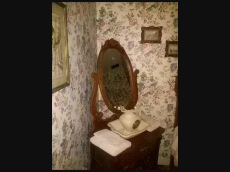 Návštěvnice v pokoji, kde k vraždě došlo, vyfotila v zrcadle tajemnou tvář