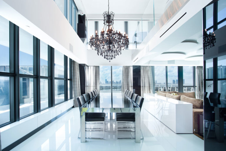 Na 200 designově pojatých apartmá vynikne vzdušným a na míru stvořeným interiérem.