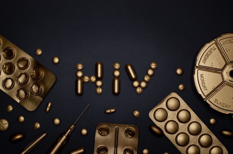 HIV se přenáší především krví, některými sexuálními aktivitami a z matky na dítě. Foto: padrinan / pixabay