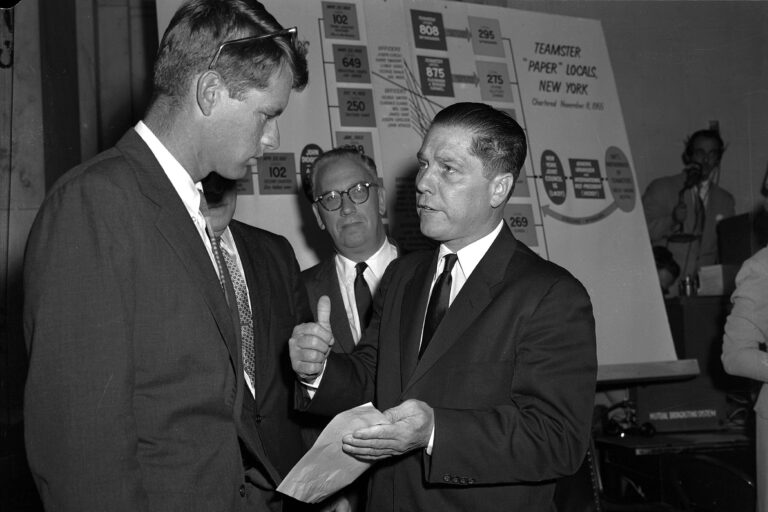 Do vězení pošle Hoffu (vpravo) generální prokurátor Robert Kennedy.