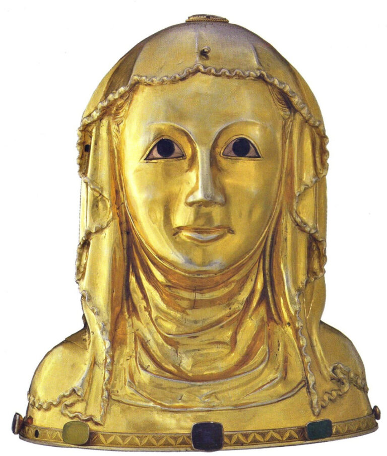 Busta sv. Ludmily měla původně korunu.