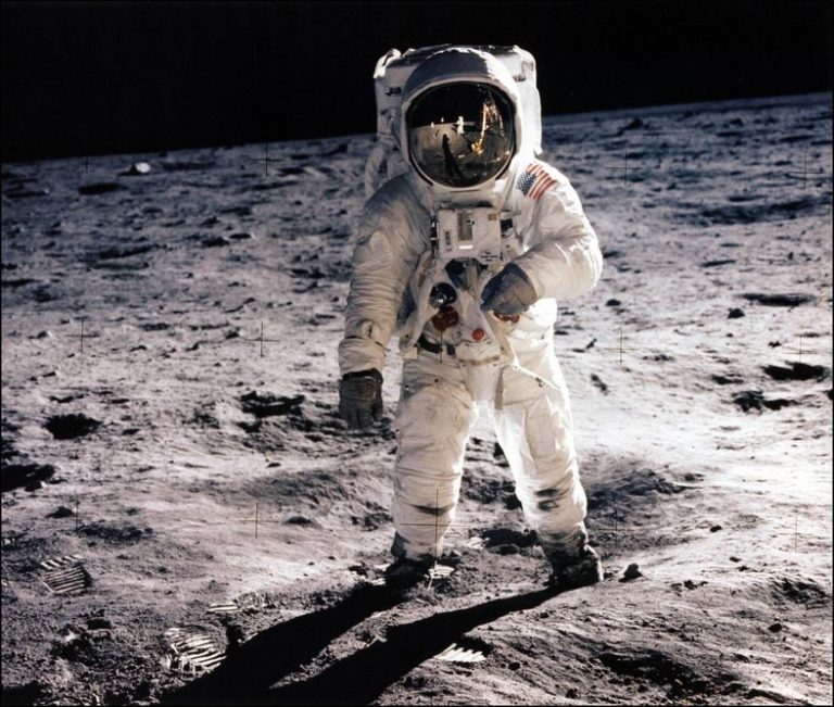 Po vodě pátraly již astronauti v době prvních přistání na Měsíci.