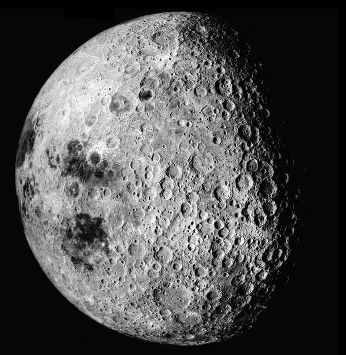 Stopy vody se nacházejí hlavně v kráterech na odvrácené straně Měsíce.