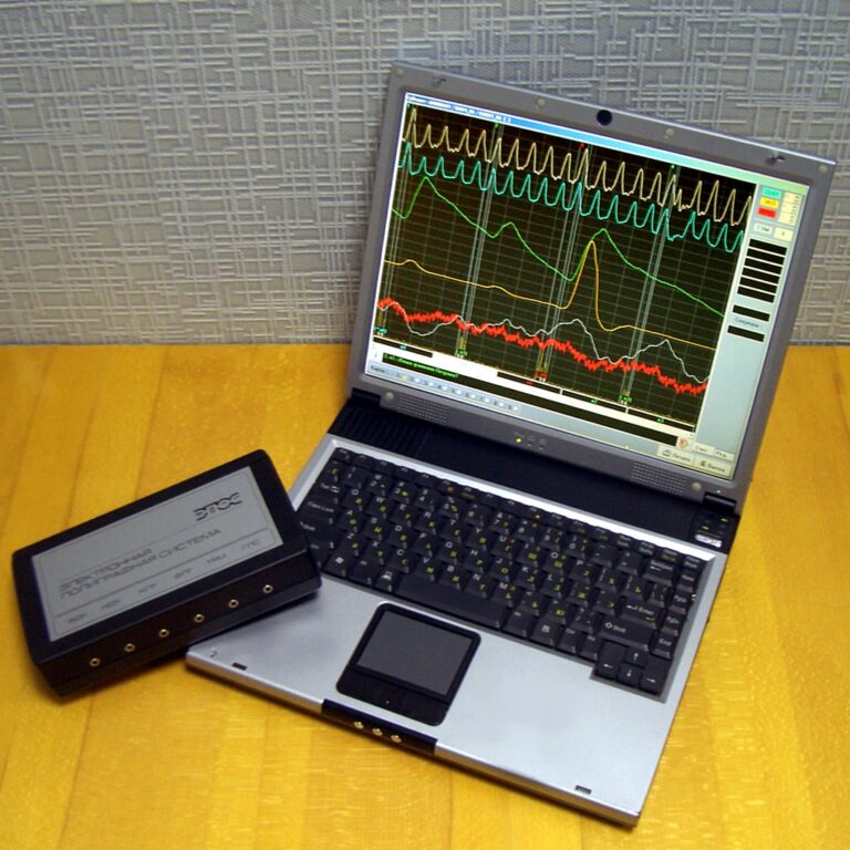 Moderní detektor lži, neboli polygraf, využívá počítač pro záznam průběhu výslechu a měřených veličin.