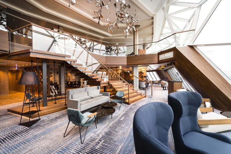 Interiéry má na starosti prestižní švédská firma Tillberg Design, která stojí například za nádhernými interiéry luxusní výletní lodi Seven Seas Splendor.