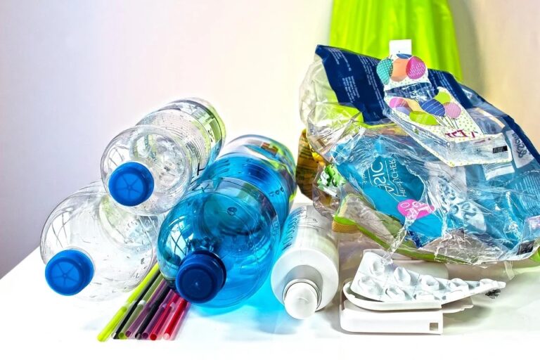 Děti jsou krmeny plastovými lahvemi a právě z nich část těchto částeček pochází. Foto: pixabay