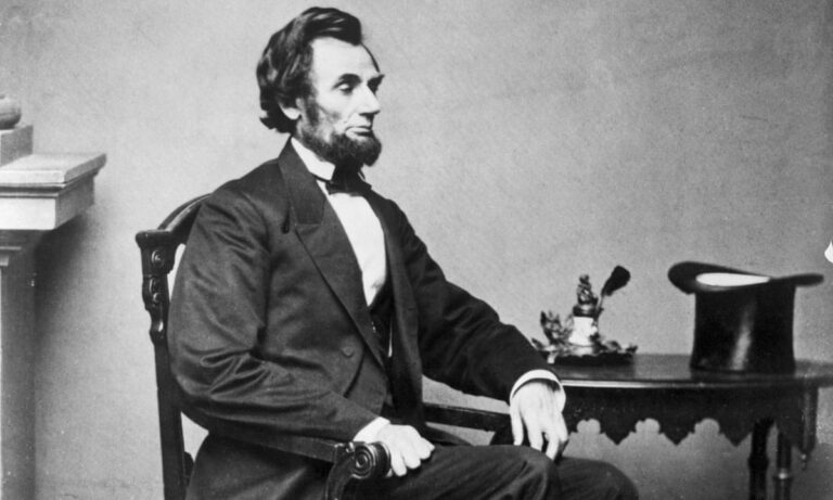 Telegramy Lincoln nazývá „bleskové zprávy“, sám jich během války odešle na tisíc.