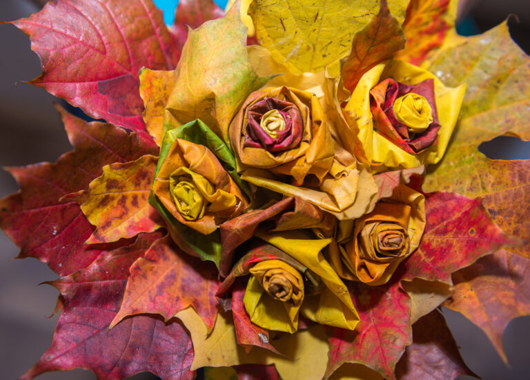 Každý květ může mít jinou barvu, podle použitých listů. Nebo naopak můžete barvy listů v jednom květu střídat a vytvořit tak „barevnou“ květinu.