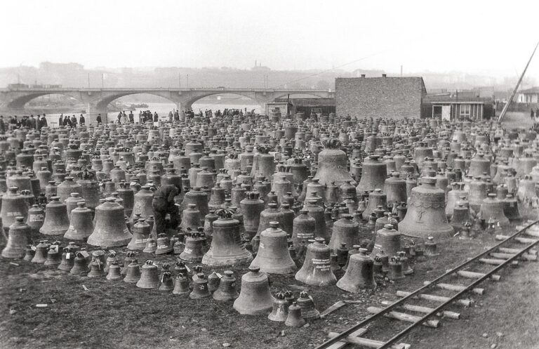 Hlavní shromaždiště zvonů bylo na pražských Maninách.