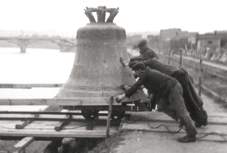 Odmontované zvony se odvážely rovnou do Německa.