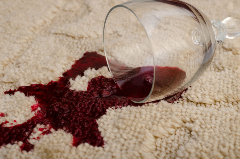Víno ihned vysušte papírovými utěrkami a místo polijte sodovkou. Pokud skvrna nezmizí hned, vytřete ji houbičkou a mýdlovou vodou. Nakonec opět důkladně vytřete čistou vlažnou vodou. Červené víno je dobré před čištěním posolit.
