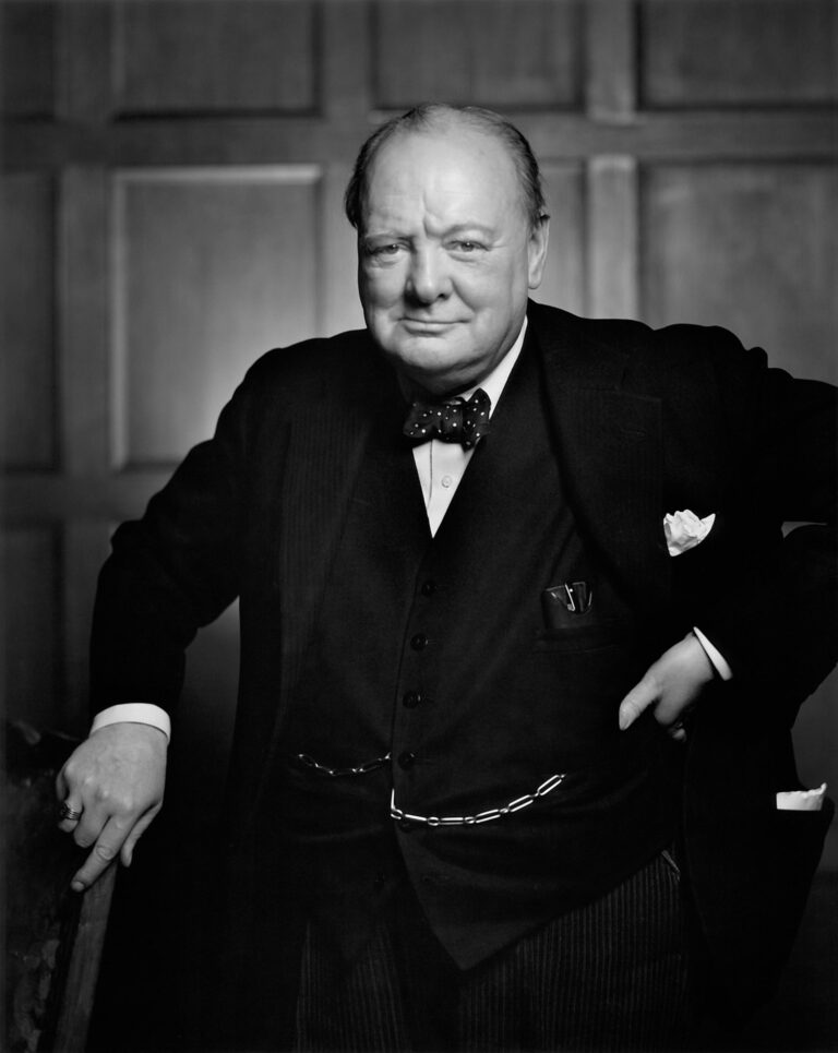 Méně známou verzí slavné fotografie je portrét pořízený později, na kterém je Churchill vyfocený ve stejné póze, ale už v dobré náladě a s úsměvem.
