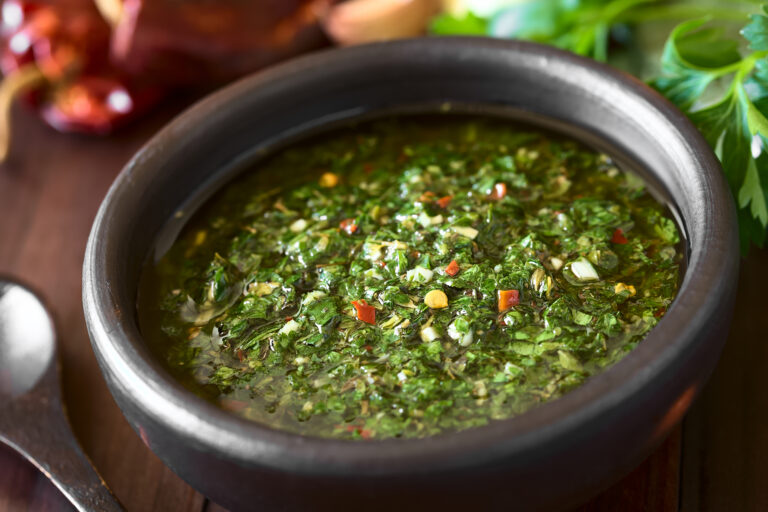 Oblíbená je typická omáčka salsa verde.