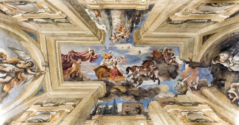 Ve vstupní hale je freska od barokního malíře Giovanni Francesca Barbieriho.