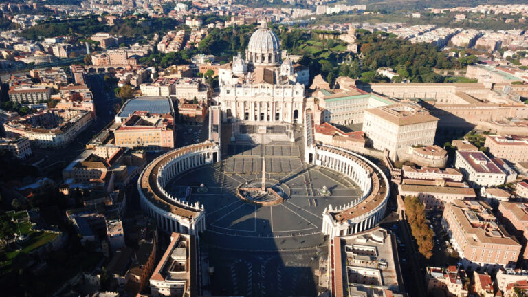 Vatikán nemá kvůli své poloze uvnitř Říma žádné zdroje surovin či vody ani půdu.
