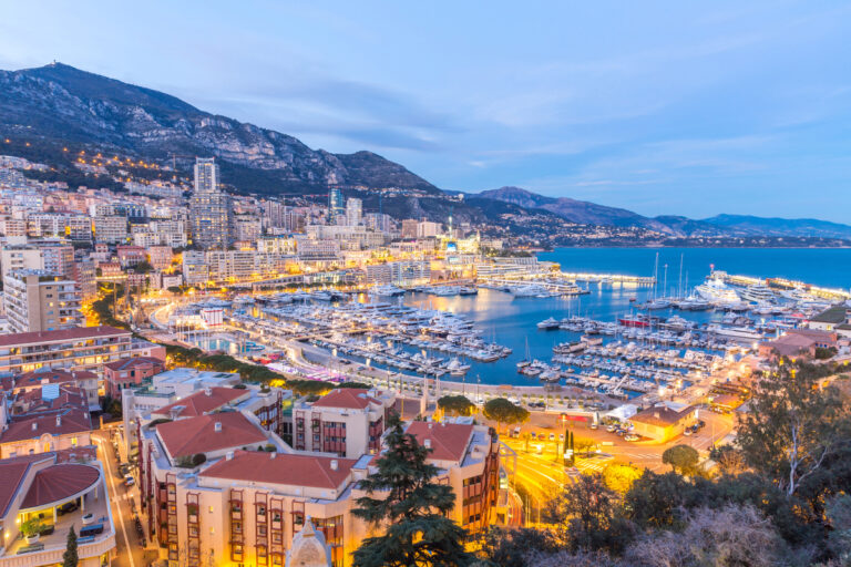 Monako je nejhustěji zalidněný stát v rámci Evropy, na kilometru čtverečním žije 16 000 lidí.