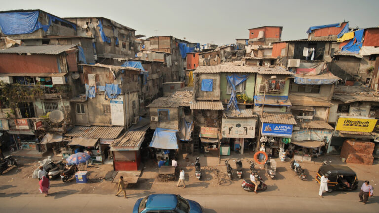 V bombajském Dharavi žije okolo milionu obyvatel. Patří k největším slumům v Asii.