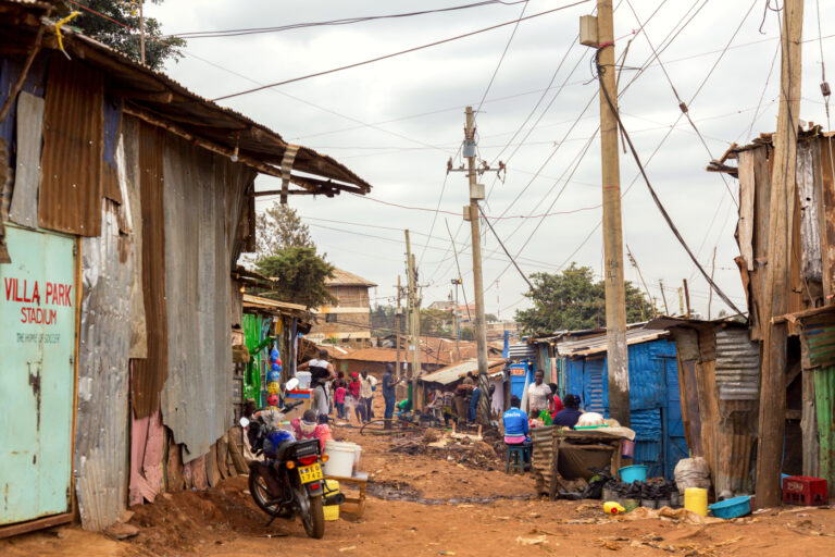 Chatrče v největším africkém slumu Kibera jsou džunglí bez jakékoliv infrastruktury.