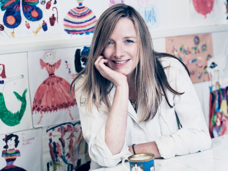 Za kolekcí stojí uznávaná módní návrhářka Sarah Burton.