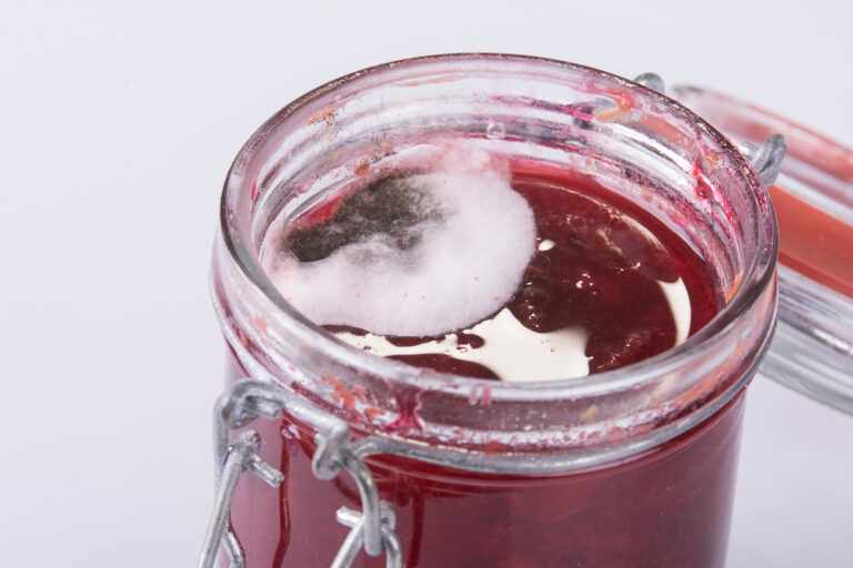 Džemy a marmelády vyndávejte z lednice jen na krátkou dobu, vlhkost potravině může ublížit.