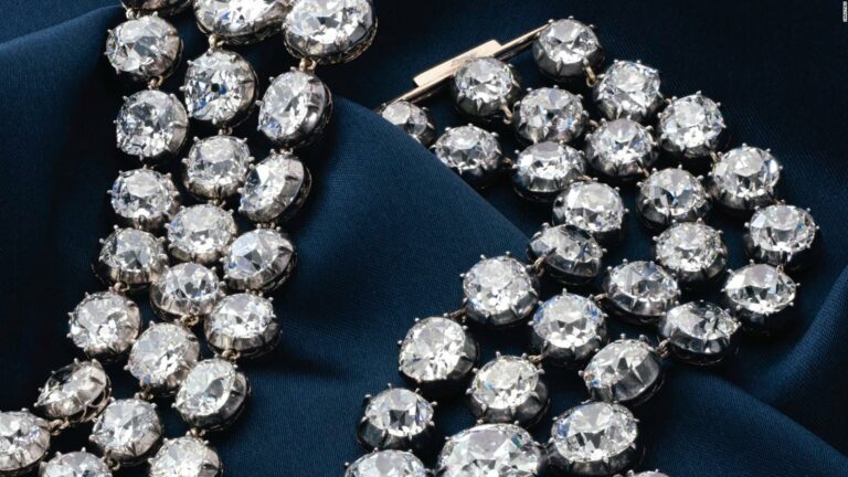 Náramky nesou stopy mistrovské klenotnické práce a jsou vyrobeny ze zlata, stříbra a celkem 112 diamantů.