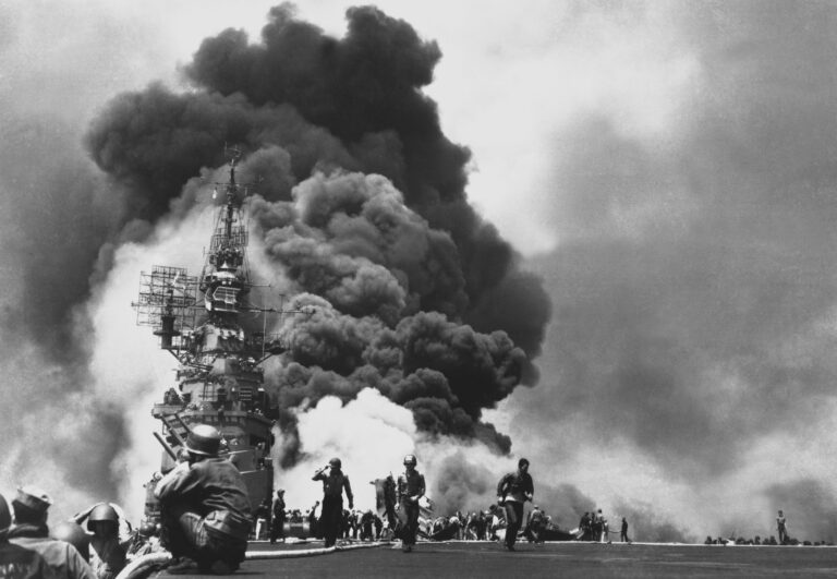 Vyřazení letadlové lodi USS Bunker Hill bylo v květnu roku 1945 největším úspěchem pilotů kamikaze.