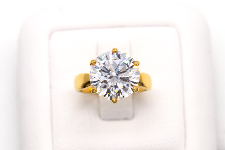 Prsten s pravým zirkonem je drahý. Pokud je cena nižší, jedná se o napodobeninu.