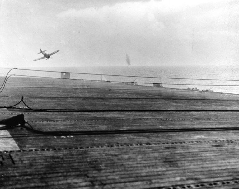 Neúspěšný sebevražedný útok pilota stíhačky A6M Zero na eskortní loď USS White Plains.