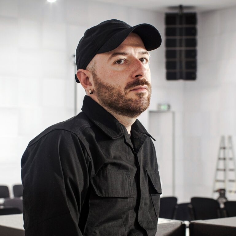 Původem gruzínský návrhář Demna Gvasalia se stal kreativním ředitelem domu Balenciaga v roce 2012.