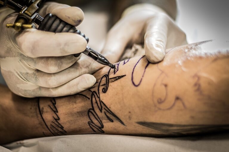 V nedávné době představili světu výzkumníci z Massachusettského technologického institutu (MIT) dočasné tetování, které má v sobě implementované geneticky naprogramované živé buňky. Foto: Pixabay