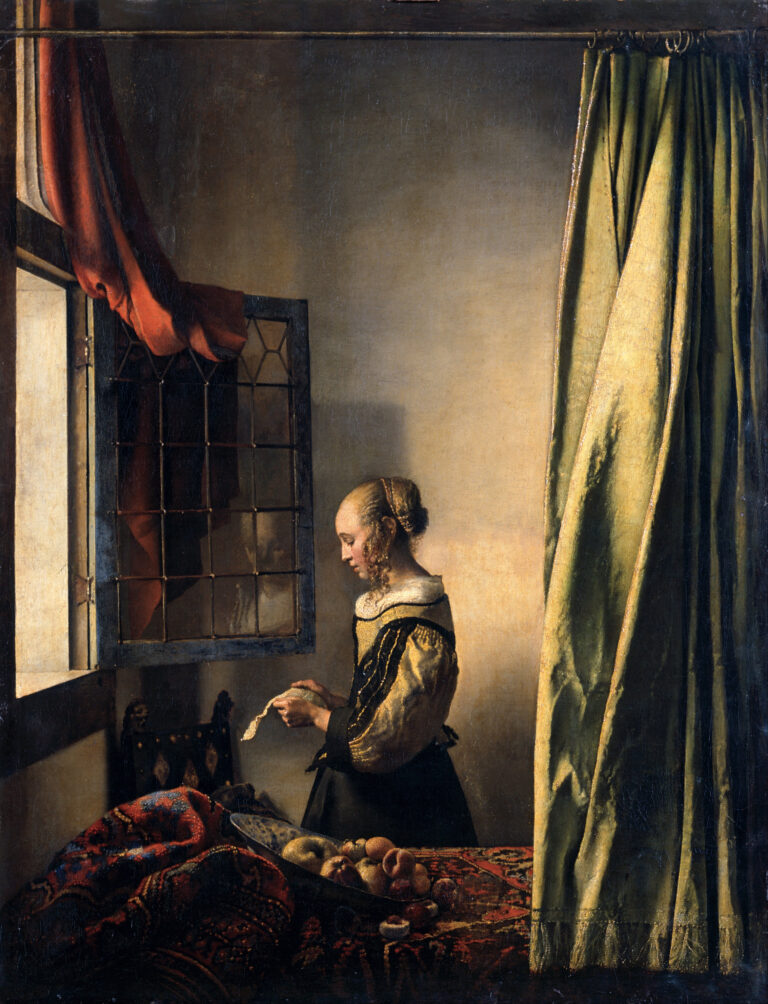 Ač je postava zachycena z profilu, její tvář lze spatřit jako odraz v okenních tabulkách. Vermeer často jako modelky využíval svých dcer nebo manželky, je tedy pravděpodobné, že dívka je jednou z nich. A podle některých expertů čte dopis od milence, který je prvním krokem k nevěře, což prý naznačuje rozkrojené ovoce na stole, které je symbolem hříchu.