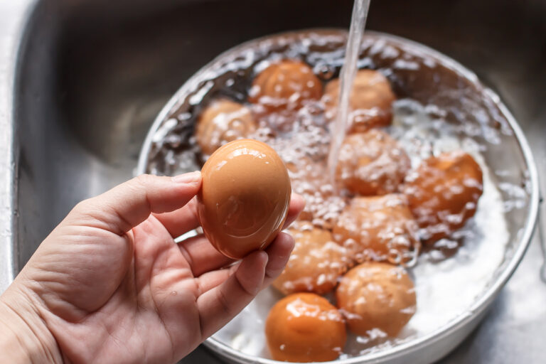 Po uvaření vejce ihned zchlaďte studenou vodou.