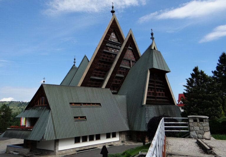 Strmé střechy kostela Panny Marie v Zakopaném odkazují na vysoké tatranské štíty.