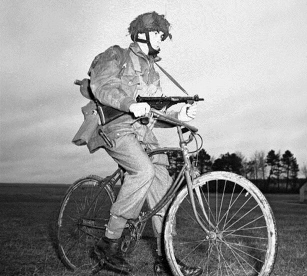 Jakmile už vojáci bicykl nepotřebovali, nechali ho někde stát.