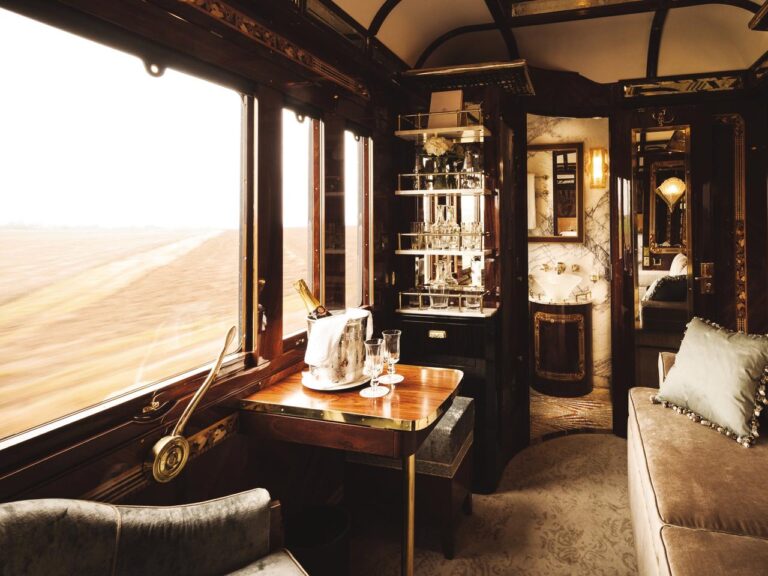 Společnost Belmond připravila projížďku Orient Expressem u příležitosti 250. výročí renomované značky šampaňského Veuve Clicquot.