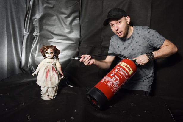 Vyšetřovatel Matt Paranormal a jeho vytoužená prokletá panenka Annie.