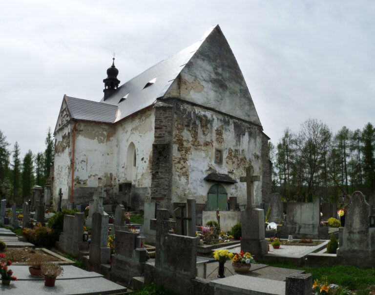 Hřbitov ve Velharticích má pověst místa, kde se to prý paranormálními jevy jen hemží.