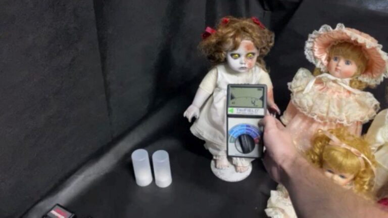Kamery kolem panenky zaznamenávají různé paranormální aktivity.