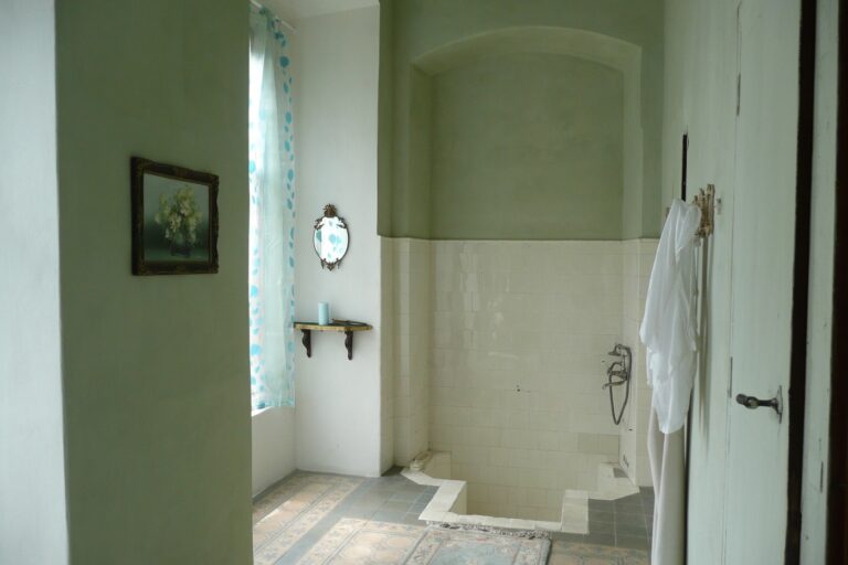 V zámecké koupelně je k vidění zapuštěná vana.