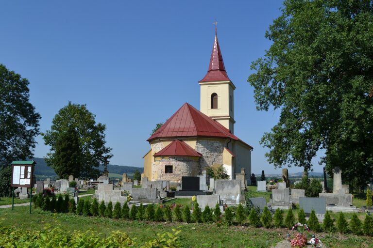 Kostelík, stojící v místě zaniklé obce Byšičky, se také mohl stát Erbenovou inspirací.