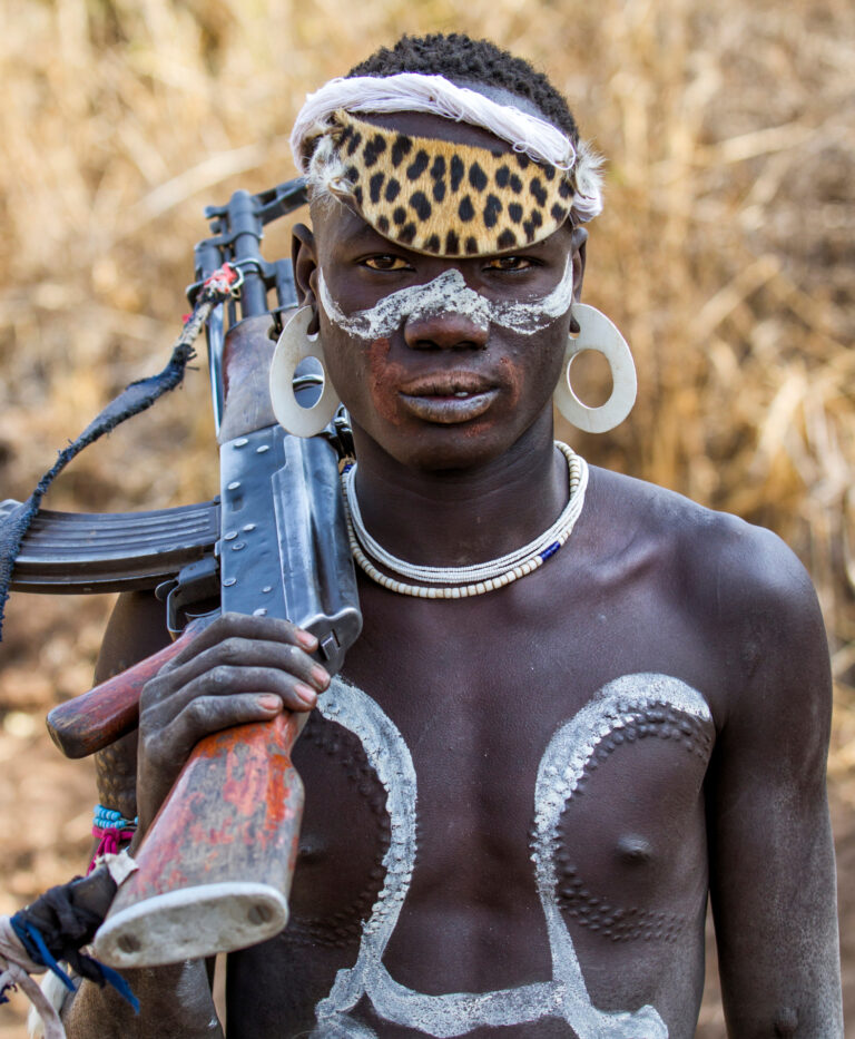AK-47 se rozšíří po celém světě, a to včetně řady afrických kmenů.