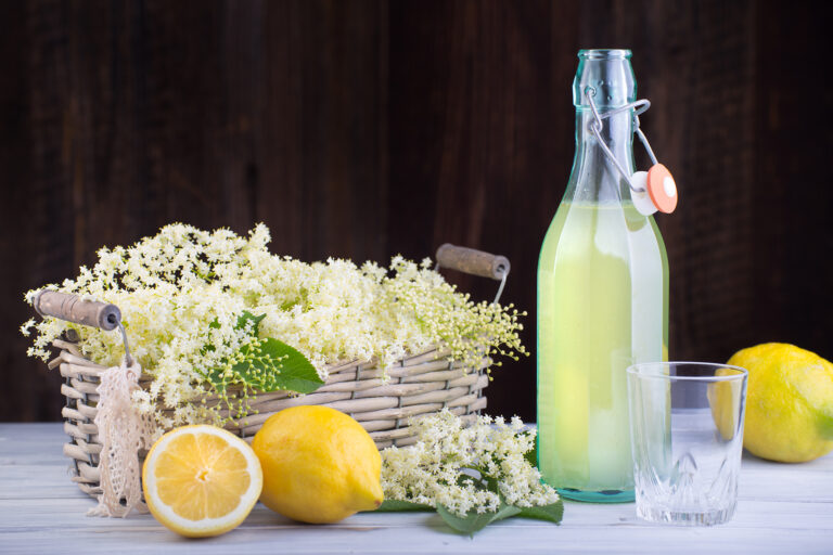 Jednoduché limonády z květu vznikají vymáčením.