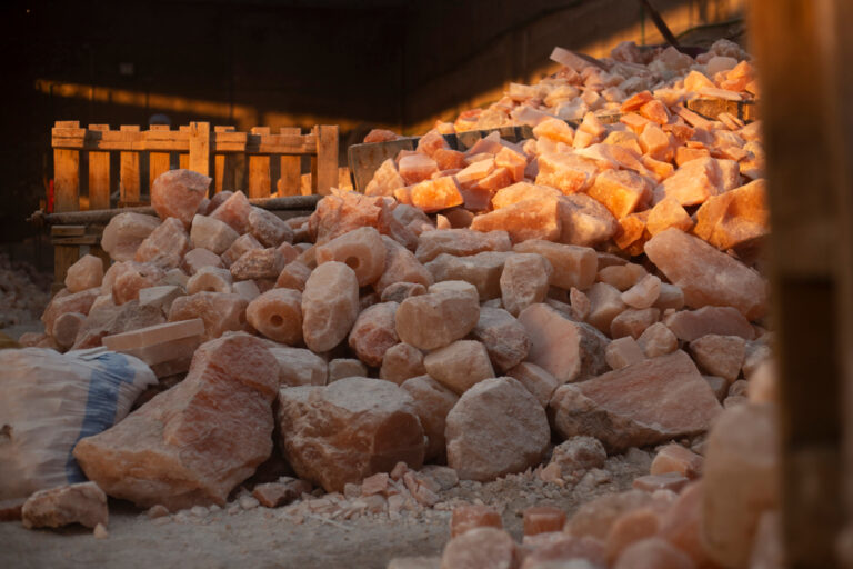 Většina himalájské soli pochází ze solného dolu Khewra, jednoho z největších na světě.